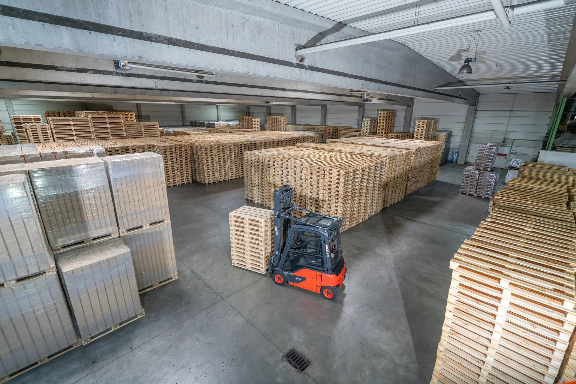 Palettenlager von Hochfranken Holz in Köditz mit Gabelstapler