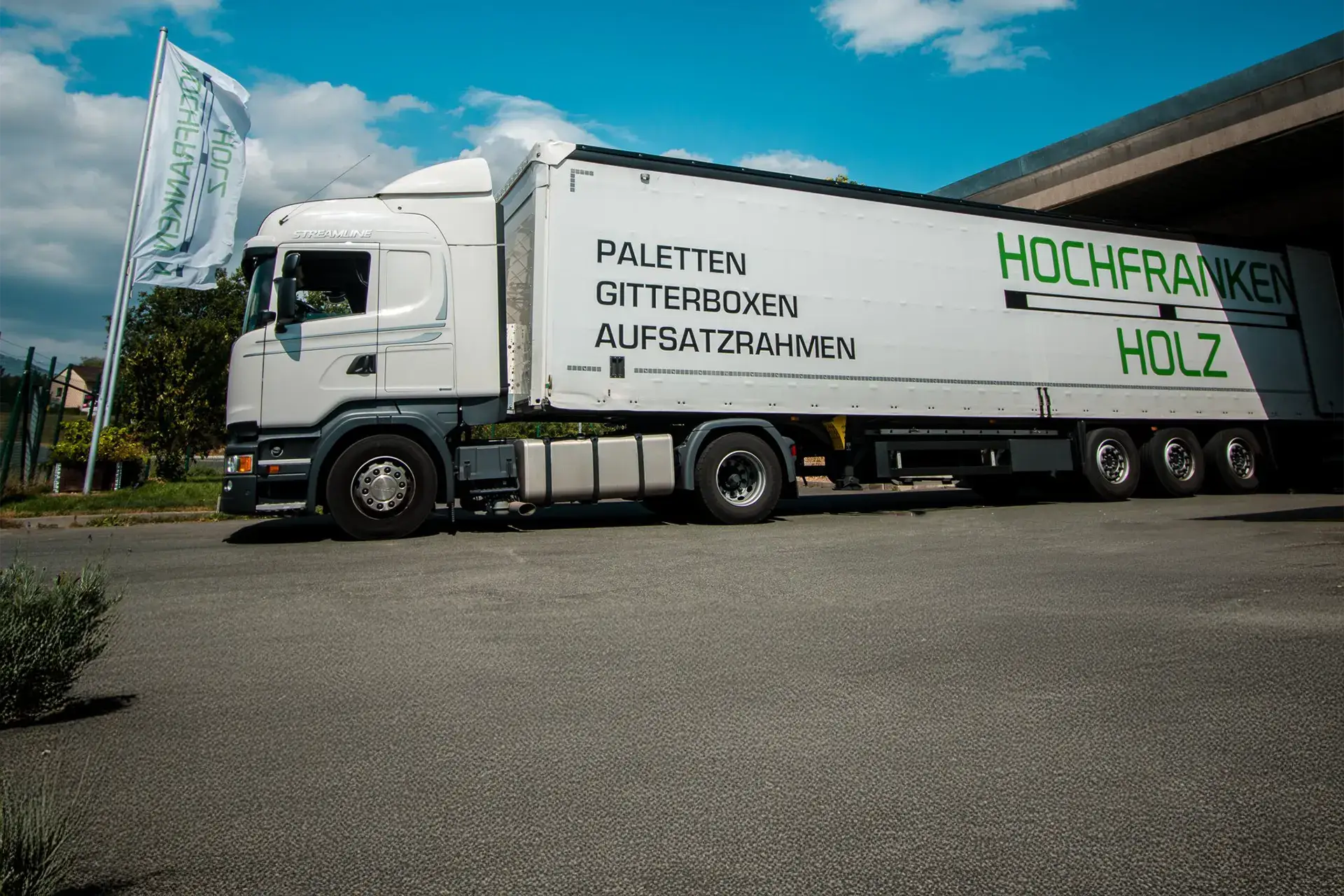 LKW von Hochfranken Holz mit Aufschrift Paletten, Gitterboxen, Aufsatzrahmen