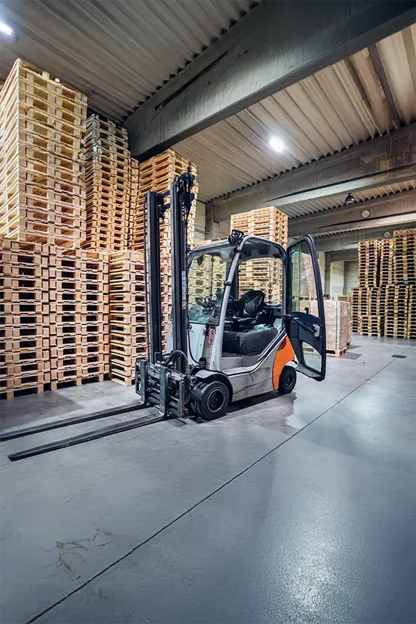 Gabelstapler von Hochfranken Holz beim Verladen von Paletten im Lager
