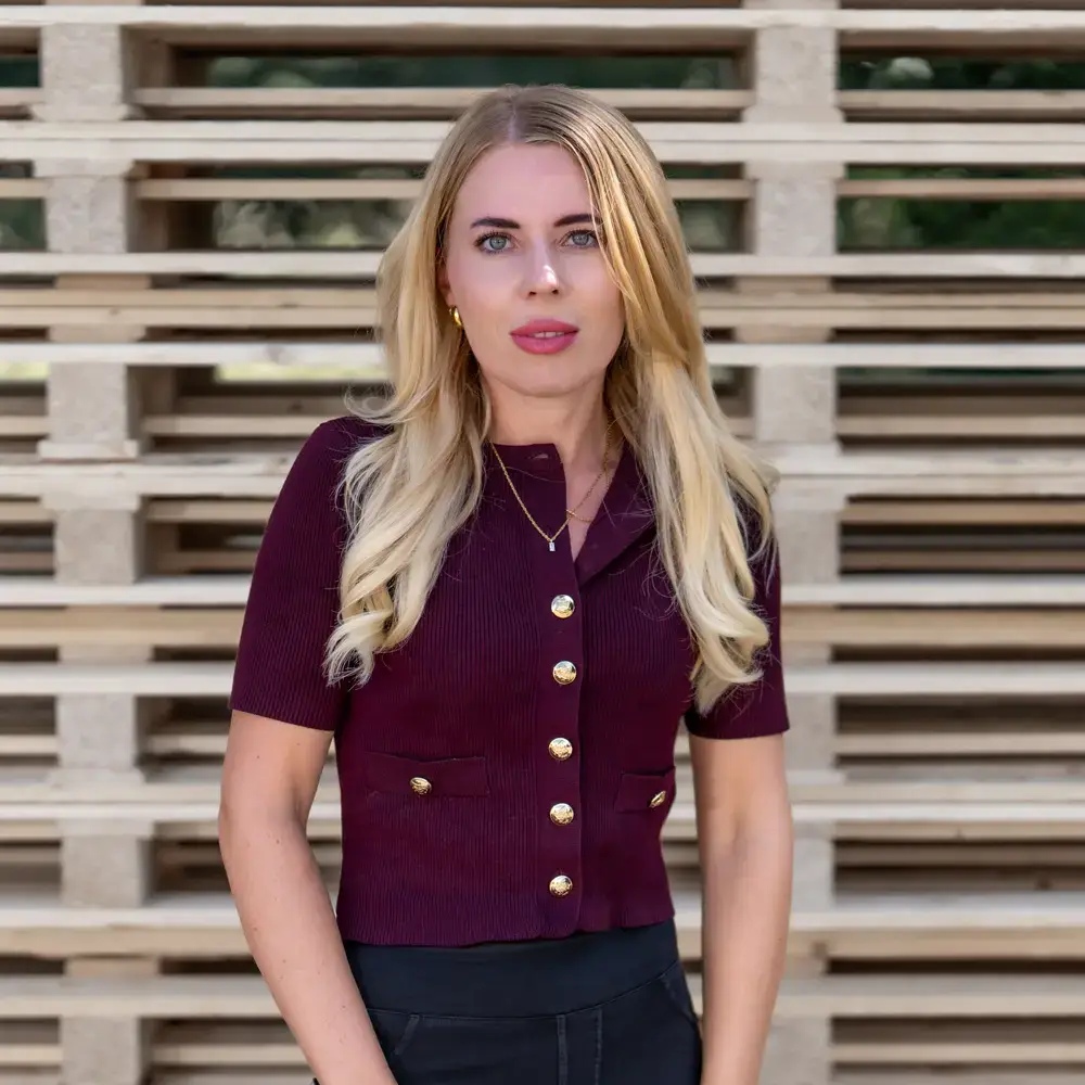 Tina Kramer, Prokuristin
